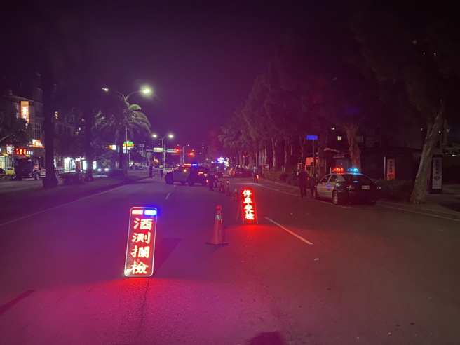 林口警分局为防制辖区特定营业场所发生聚眾滋扰事件，同时配合警察局「青春专案」，自6月30日起密集规划扩大临检扫荡勤务。(林口分局提供)