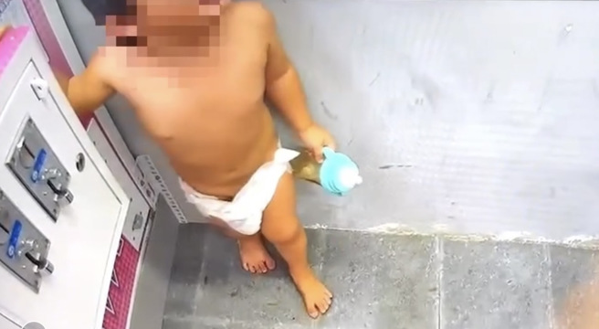 3歲男童迷路，員警帶回派出所照顧，協助添衣換尿布。（圖／高佩琦翻攝）