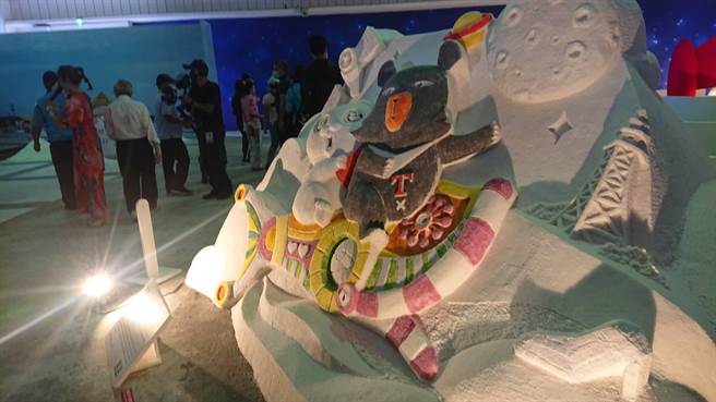 七股盐山的盐雕作品共有12件。（程炳璋摄）