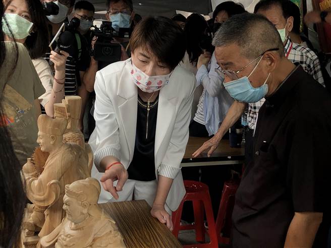 台北市副市長黃珊珊（左）出席「台北神匠福虎工藝大賞」，台北市佛具商業同業公會理事長黃炳輝（右）解說佛像製作。（張芷瑜攝）