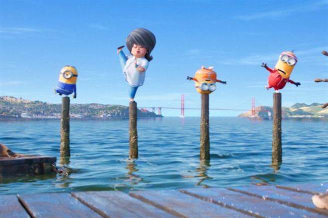 杨紫琼为「周师父」（左二）献声，收小小兵为徒弟。（UIP提供）