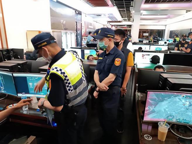 青春专案开跑，芦竹警强力扩检防制少年涉及不法。(翻摄照片／蔡依珍桃园传真)