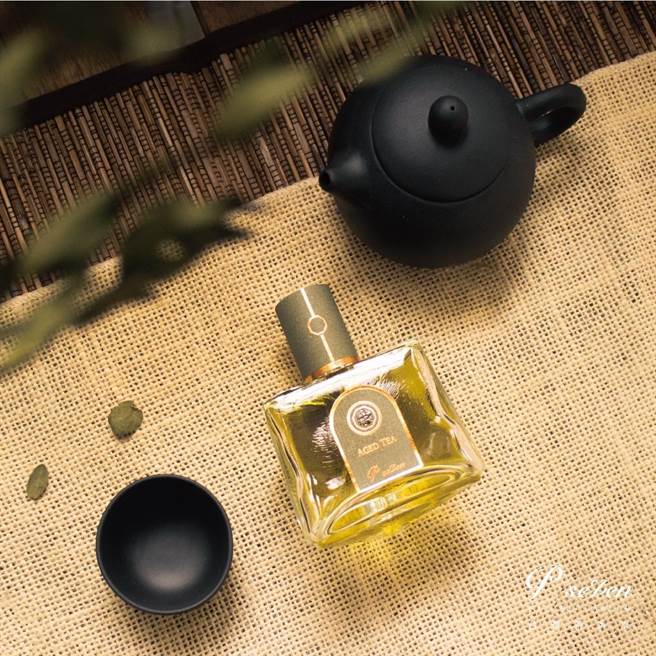 花蓮女孩潘雨晴創立的茶香水品牌P.Seven新品《Aged Tea 暗香》得世界大獎肯定。（摘自張素華臉書）