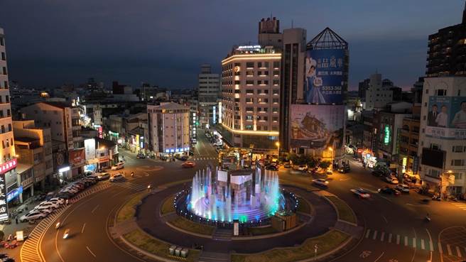 斗六圆环有水舞、水幕、光雕、音乐，夜间外观看起来很像插着蜡烛的蛋糕。（云林县府工务处提供）