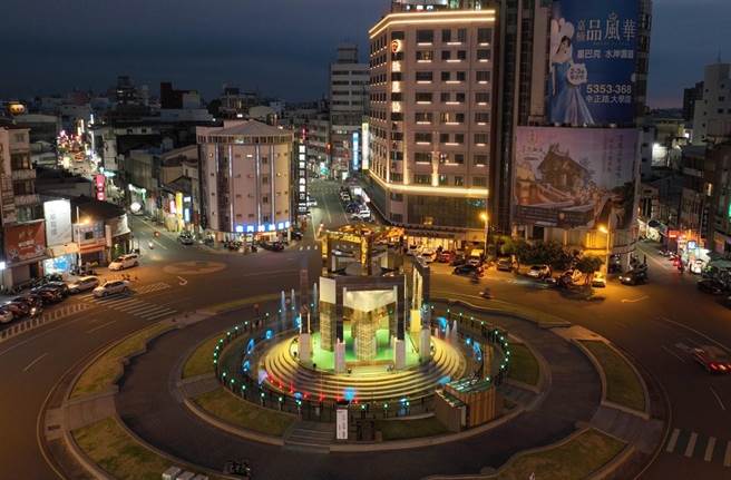 斗六圆环夜间看起来像插蜡烛的蛋糕。（云林县府工务处提供）