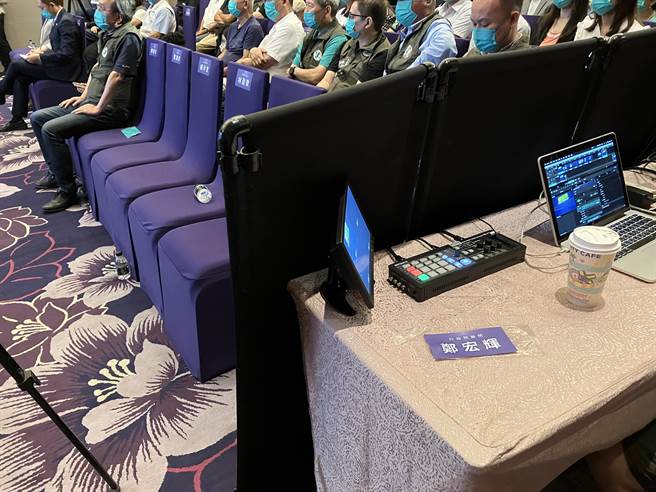 民進黨竹市8位議員參選人與新竹市長參選人沈慧虹首度合體亮相，獨缺行政院顧問鄭宏輝身影。（王惠慧攝）