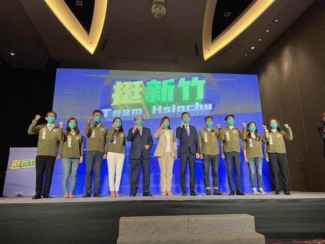 民進黨竹市黨部舉辦提名記者會，立委柯建銘、新竹市長林智堅率8位議員參選人，與新竹市長參選人沈慧虹合體。（王惠慧攝）
