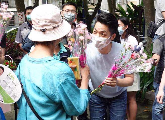 國民黨台北市長參選人蔣萬安（中右）2日出席大安區全安里「感恩母親節活動」，並幫忙發送花束與花籃。（姚志平攝）