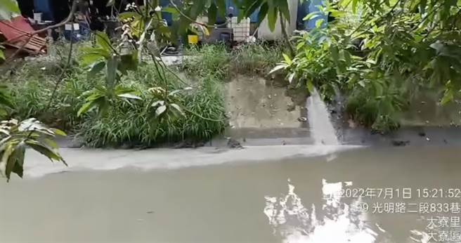 高市大寮區1家油品公司1日趁雨天偷排汙水，居民扮演「柯南」蒐證。（高市議員邱于軒提供／柯宗緯高雄傳真）