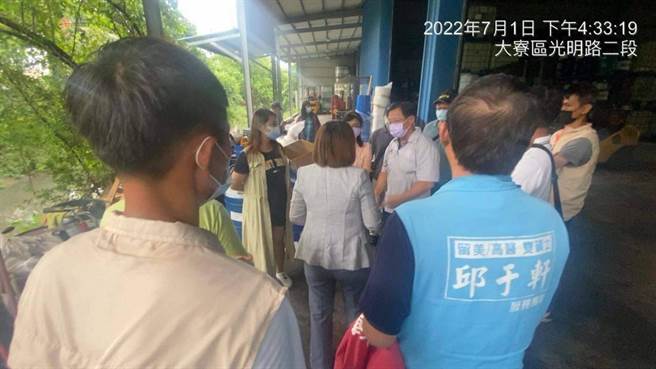 高市大寮區1家油品公司1日趁雨天偷排汙水，環保局經地方居民通報到場稽查。（高市議員邱于軒提供／柯宗緯高雄傳真）