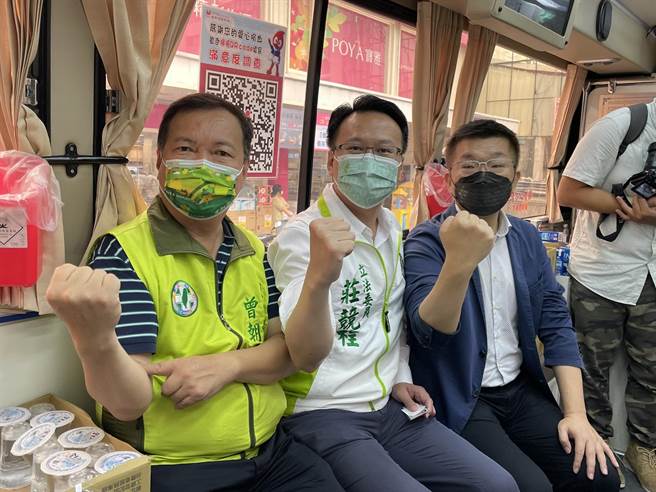 立法院副院长蔡其昌（右一）、立委庄竞程（中）、台中市议员曾朝荣（左一）号召民眾踊跃前往捐血。（张亦惠摄）