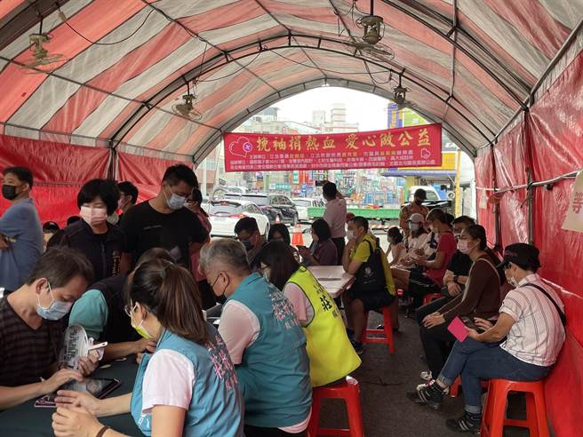 捐血活动今天上午9点开始，约10点左右200张号码牌就已拿光，图为民眾排队捐血状况。（张亦惠摄）