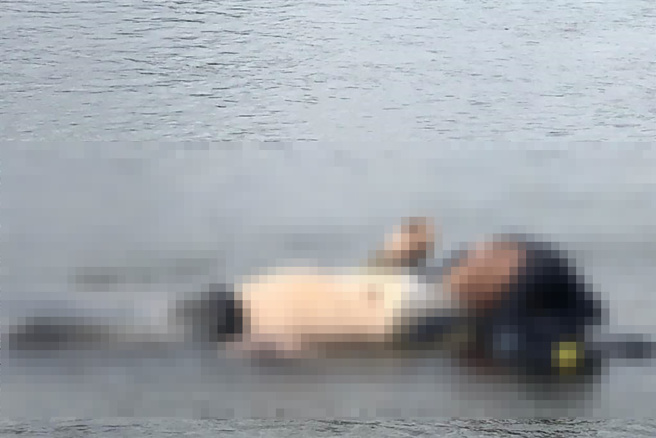 民眾发现竹北市兴隆大桥下河面有男性浮尸。（新竹县消防局提供／罗浚滨新竹传真）