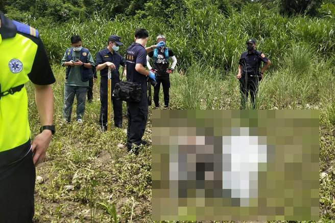 警消人员在兴隆大桥下头前溪将男性浮尸打捞上岸，确认死者是张翁。（新竹县消防局提供／罗浚滨新竹传真）