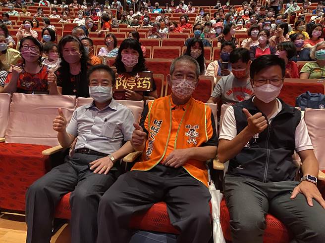 旺旺文教基金会、《中国时报》与南投县政府文化局合办，「让孝顺成为一种习惯」公益演唱会，2日在南投县文化局演艺厅登场。（张妍溱摄）