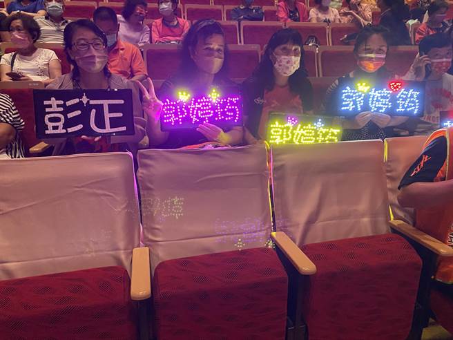 台下观眾热情举起明星粉丝应援灯。（张妍溱摄）