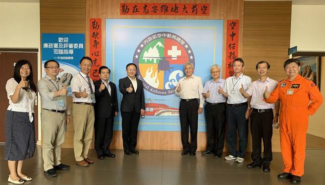 冯成昨偕同3名外聘委员至空中勤务总队台中驻地，并由空勤总队总队长井延渊带领各级主管接受实地评核。（空勤总队提供）