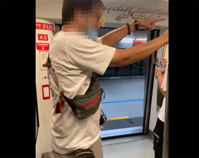 男子学殭尸模样跳进捷运车厢中。（翻摄爆废公社公开版）