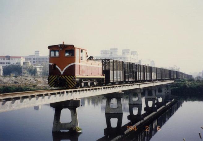 日治时期，彰化市和鹿港间曾有轨道交通，糖厂小火车除负责载运货物外，也开放客运业务。图为早年糖厂小火车行经福鹿溪桥画面。（图/ 中央社）