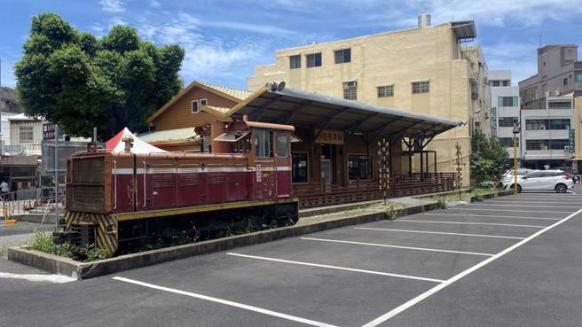 台铁志工杨肇庭2日受访表示，彰化鹿港以前曾有2条糖厂专用铁路，后来车站与铁轨都被拆除；现今作为老人养护中心的鹿港车站，是后来为推广观光重建，一旁有辆已报废的糖厂火车头，也算为糖铁鹿港线留下纪录。（图/ 中央社）