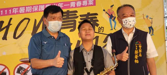 視障學生周軒瑋(中)從小喜愛音樂，今年暑假也站上舞台秀出努力多年的成果。(警方提供)