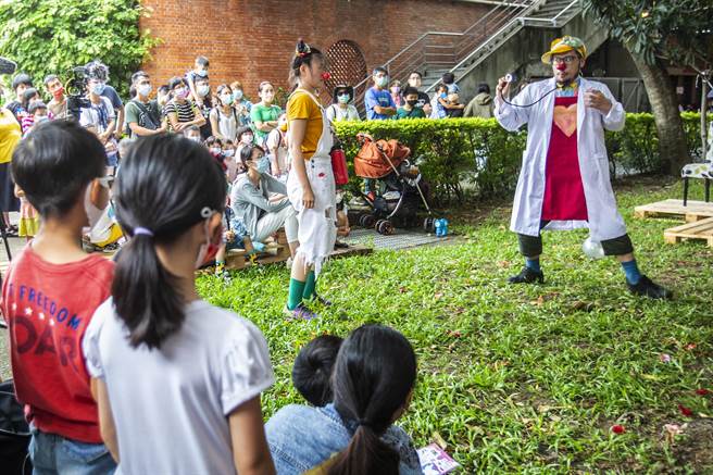 新竹县「玩具共和国」小丑剧场，生动的表演，让亲子们乐开怀。（罗浚滨摄）