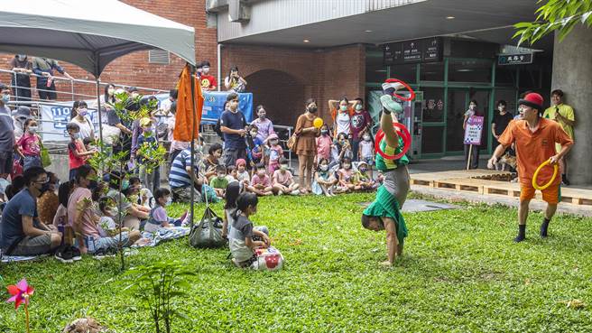 新竹县「玩具共和国」马戏表演，参加亲子都说很有趣。（罗浚滨摄）