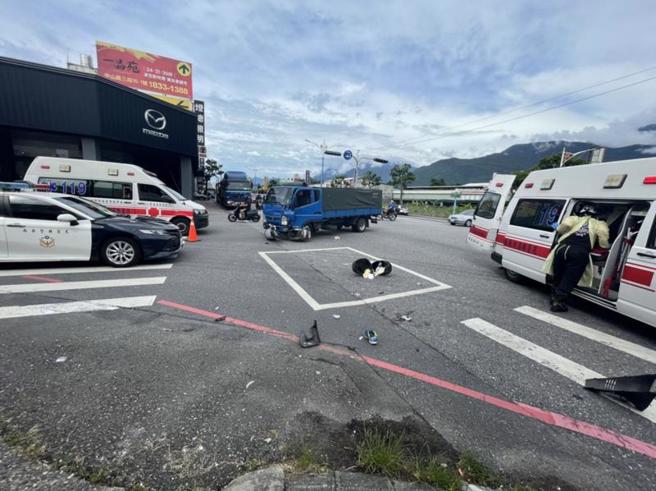 花蓮81歲林姓老翁2日騎機車行經中央路3段，不明原因逆向行駛，在路口右轉時，與南往北方向的小貨車發生碰撞，林姓老翁頭部重創，送醫急救仍傷重不治。（圖/ 中央社）