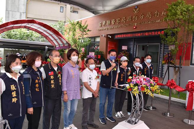 南庄分駐所落成啟用，縣議長鍾東錦與多名議員到場祝賀。（謝明俊攝）