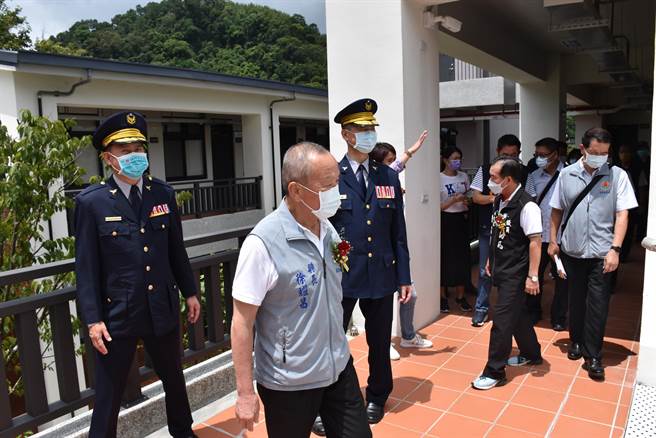 苗栗縣長徐耀昌在縣警局長陳武康的引領下參觀新的南庄分駐所。（謝明俊攝）