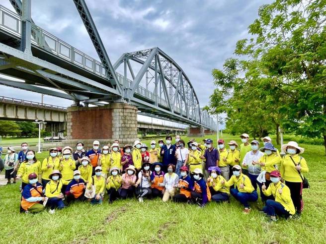 市长跟志工等人大合照。(记者林雅惠摄)