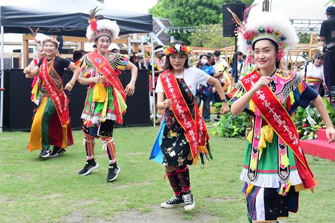 歷屆馬卡巴嗨親善公主表演蹈舞，熱情邀請大家來台東「嗨一夏」。（莊哲權攝） 