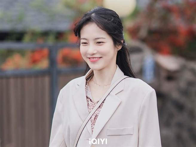 辛叡恩饰演年轻可爱实习生朴多恩。（爱奇艺国际站提供）