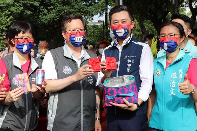 新竹市長林智堅（右2）今與桃園市長鄭文燦（右3）合體，參與大溪普濟堂關聖帝君聖誕慶典。（蔡明亘攝）