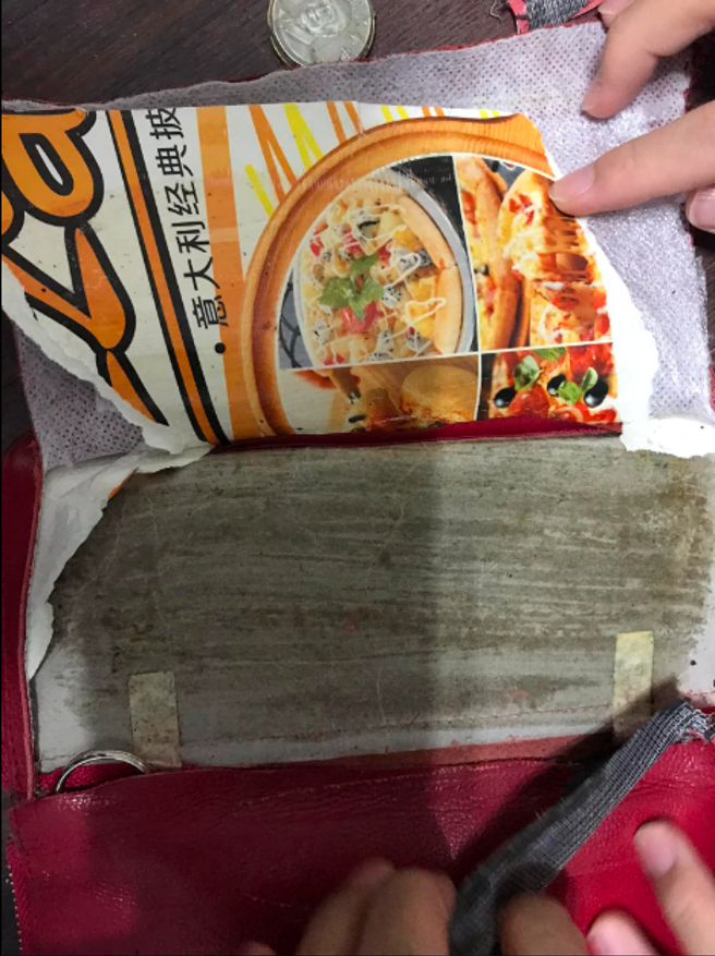 网友将皮夹割开来，没想到有惊人发现。(图/爆废公社公开版)