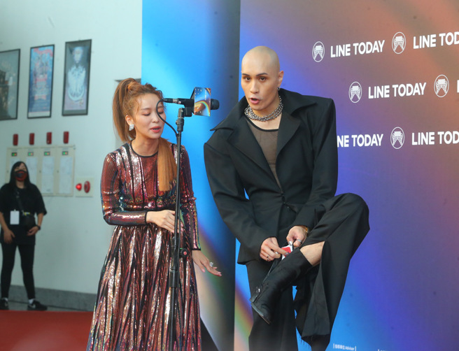 第33届金曲奖星光大道由「客家妹」陈明珠和Yellow黄宣联手搭檔主持。(图/ 粘耿豪摄)
