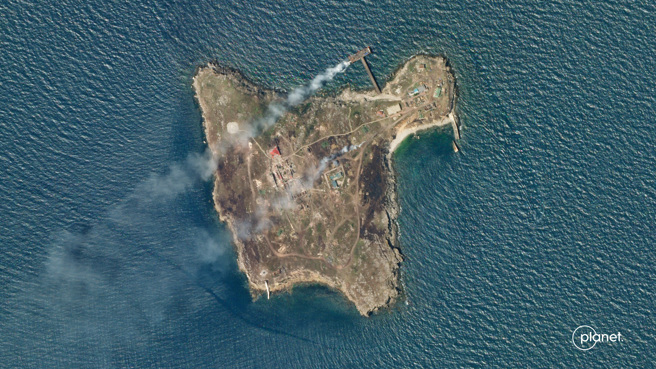 昨俄軍投下白磷彈再次襲擊蛇島，據悉目的為摧毀遺留島上的武器。
(資料照/路透社) 