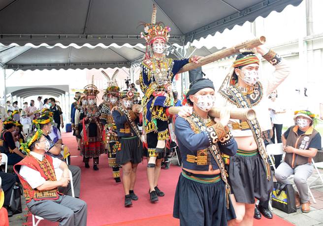 舞者以台花轿迎娶方式出场，为台湾原住民族文化园区欢庆35周年系列活动，揭开精彩序幕。（林和生摄）