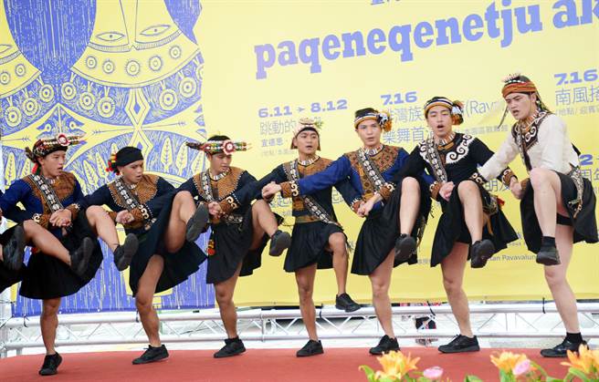 三地门乡安坡部落以勇士舞，为台湾原住民族文化园区欢庆35周年系列活动，揭开精彩序幕。（林和生摄）