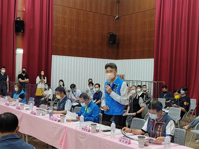 汐止區長陳健民報告施政成果。（李奇叡攝）