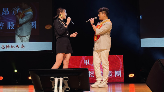 铁肺歌手郭婷筠（左）、彭正（右）夫妻檔。（图/中时集团提供）