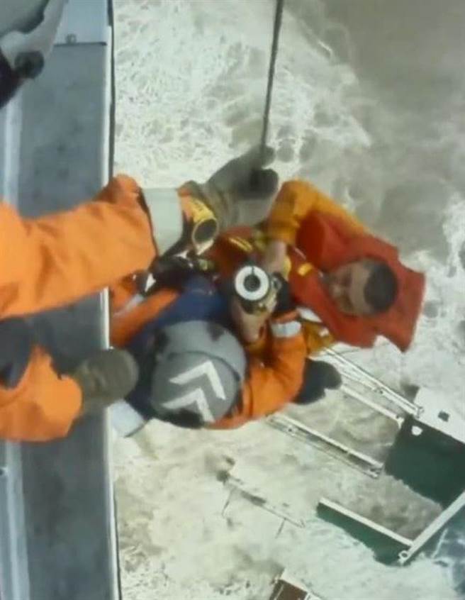 大陸工程貨輪在芙蓉颱風眼附近斷裂，香港政府飛行服務隊提至少救起3名落海船員。（香港政府飛行服務隊提供）