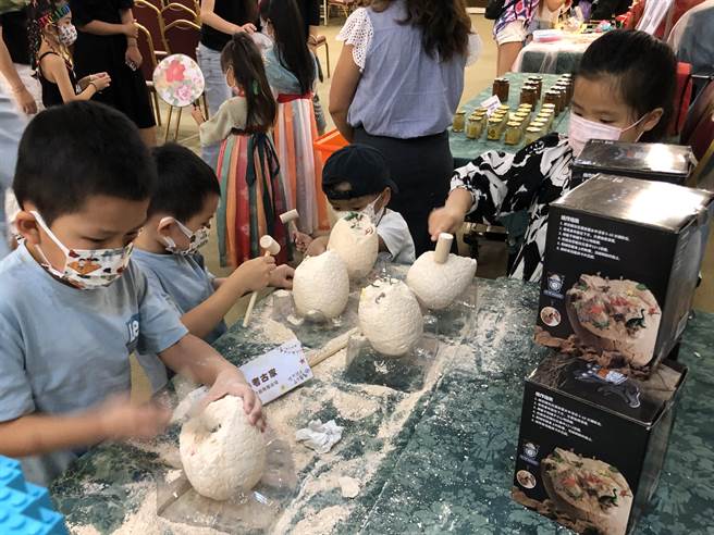 小朋友在敲敲打打中，宣告快樂暑假來到！（李金生攝）