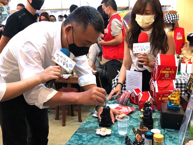 楊鎮浯縣長也彩繪風獅爺，體驗創作的樂趣。（李金生攝）