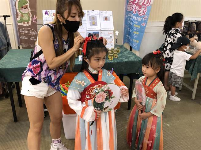 小朋友玩變裝秀，穿著古裝穿越時空。（李金生攝）