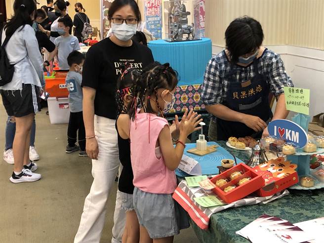 手作糕餅美食受到大小朋友歡迎。（李金生攝）