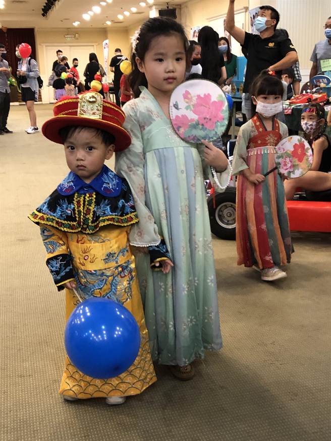 小朋友玩變裝秀，穿著古裝穿越時空。（李金生攝）