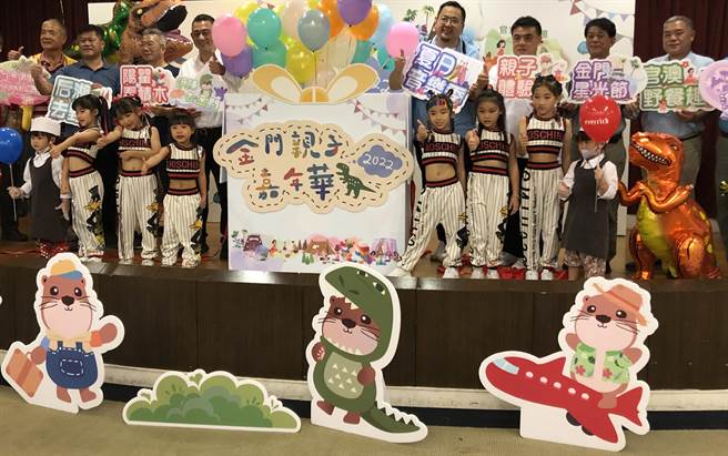 楊鎮浯縣長今天下午偕金城鎮長李誠智、金寧鄉長楊忠俊、金湖鎮長陳文顧、金沙鎮長吳有家及各觀光旅遊公協會、合作業者站台，宣布觀光處規畫的暑假觀光活動正式登場。（李金生攝）