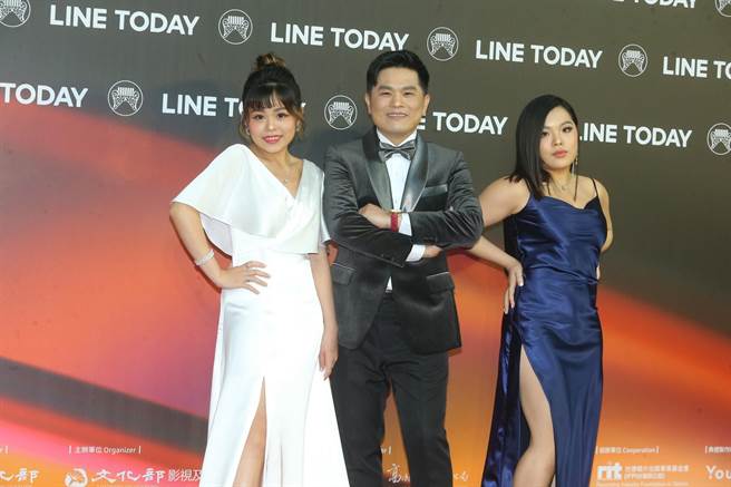 苏明渊（中）带2个女儿一起走红毯。（罗永铭、粘耿豪摄）