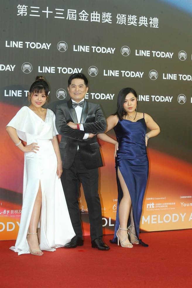 苏明渊（中）带2个女儿一起走红毯。（罗永铭、粘耿豪摄）